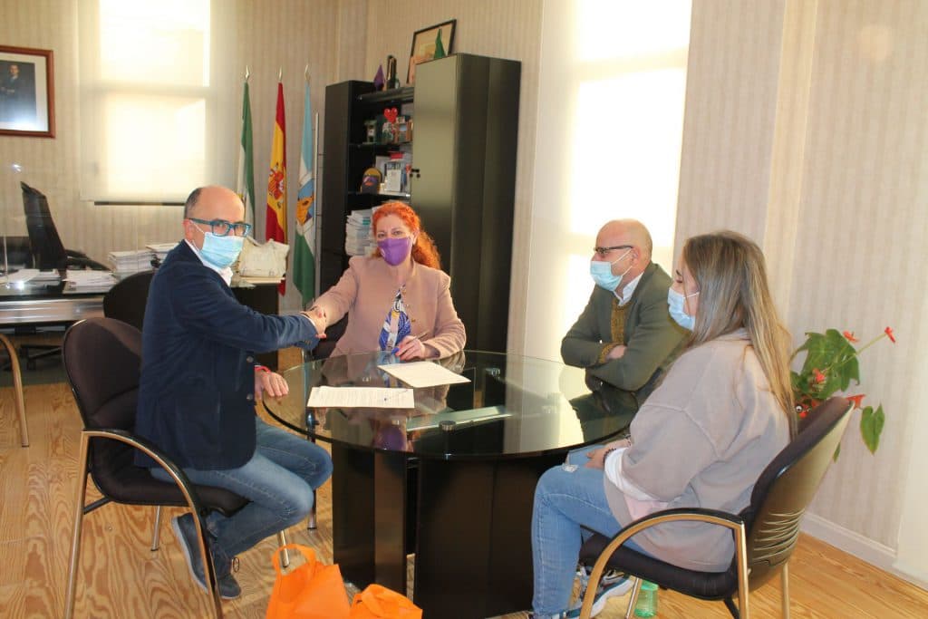 Ayuntamiento de Salobreña y la ONG de veterinarios ‘Global Vets Aid’  firman un acuerdo de colaboración
