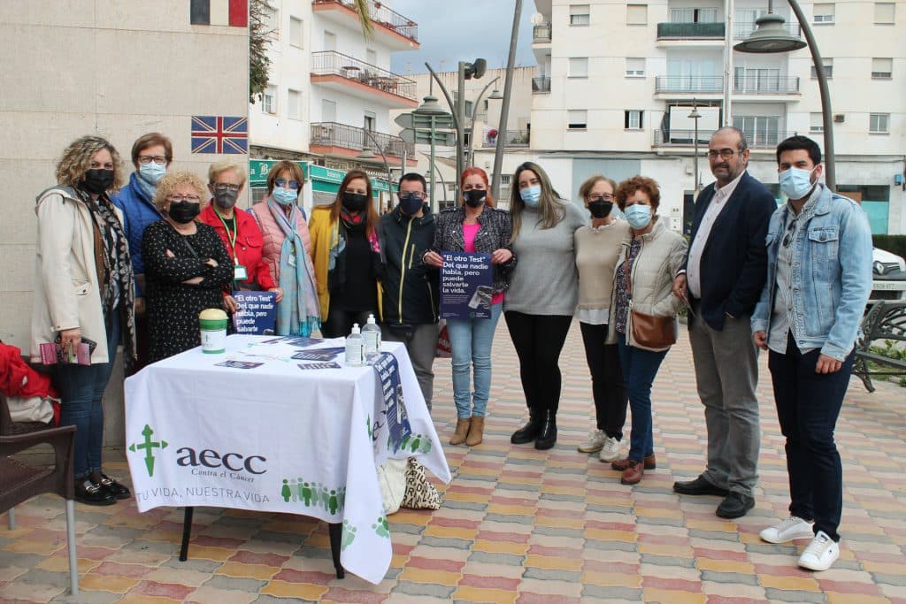 La junta local de la AECC de Salobreña instala una mesa informativa sobre el cáncer de colon