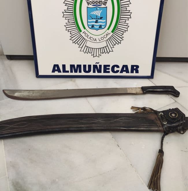 Detienen a un hombre en Almuñécar que amenazaba con una catana a los transeúntes en la estación de autobuses