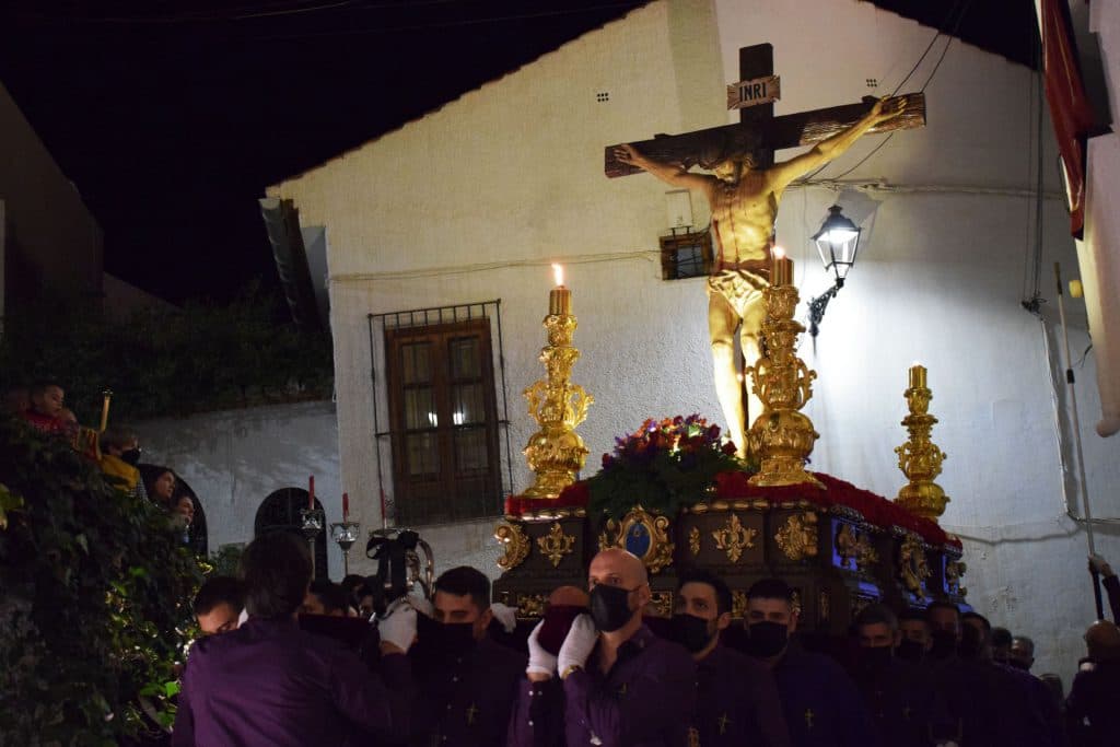 Devoto sentimiento al paso del Cristo del Perdón en la Villa de Salobreña
