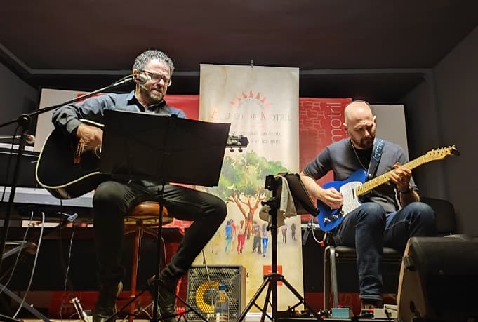El cantautor Antonio Álvarez, acompañado por el guitarrista Carlos López, presenta ‘Libre Asociación de Ideas’ en el Ateneo de Motril