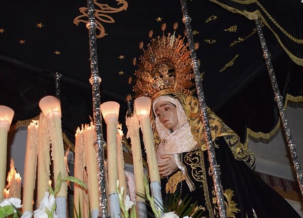 Salobreña vive con pasión el sacro cortejo del Viernes Santo