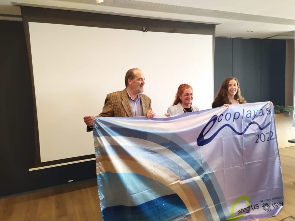 Salobreña recibe una Bandera de Ecoplaya en el Congreso Internacional de Playas