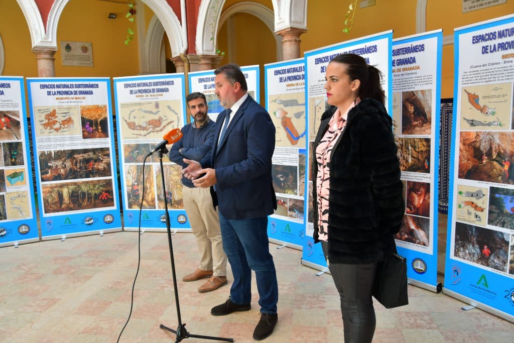 El delegado territorial de Desarrollo Sostenible clausura en Loja la exposición “Espacios Naturales Subterráneos de la provincia de Granada”