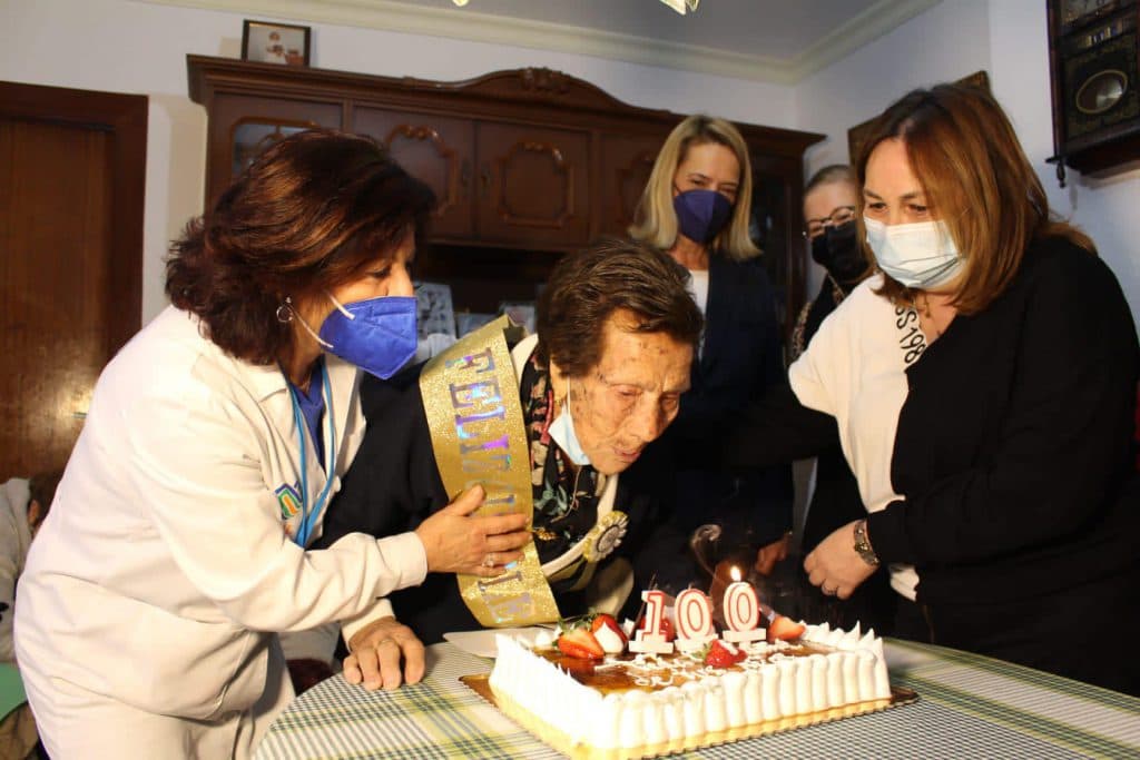 La motrileña María Ramona Hernández Morilla celebra su 100 cumpleaños y tiene cinco hijos, 20 nietos, 25 bisnietos y un tataranieto