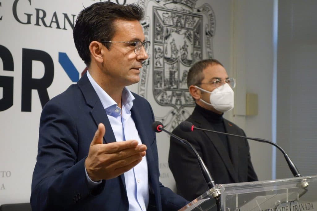 El alcalde de Granada afea a Moreno que «haga coincidir la convocatoria electoral con la semana del Corpus»