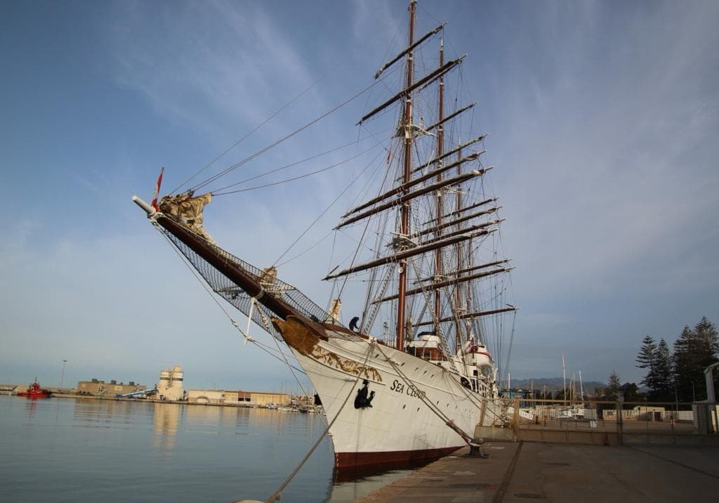 El lujoso velero Sea Cloud atraca en el Puerto de Motril donde va a pernoctar hoy antes de reanudar la travesía