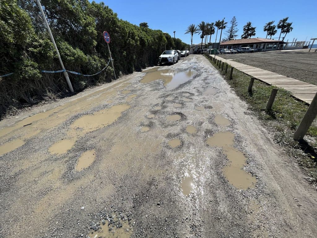 El PSOE pide el arreglo de los numerosos baches que hay en el acceso a Playa Granada junto a los Moriscos