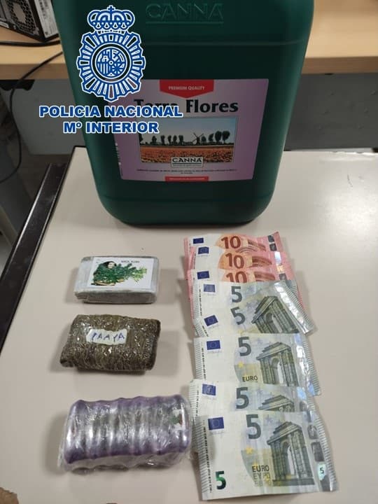 Detienen en Motril a un varón localizado en un control policial cuando traficaba con tabletas y bellotas de hachís