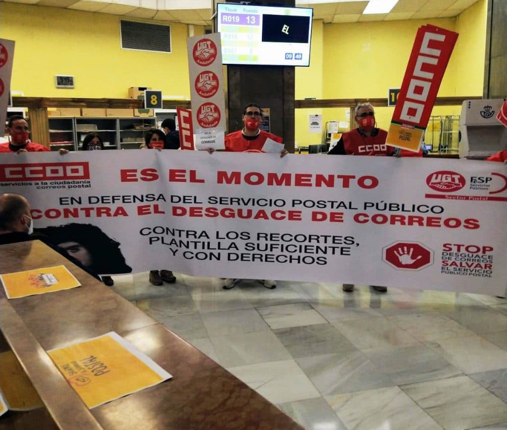 Delegados de CCOO y UGT se encierran en el vestíbulo de la  oficina principal de Correos de Granada para denunciar el «desmantelamiento del servicio Postal Público, la quiebra económica de Correos y su precarización laboral»