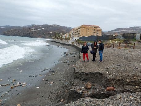 La subdelegada del Gobierno visita varios municipios de la Costa Tropical para interesarse por los efectos del temporal