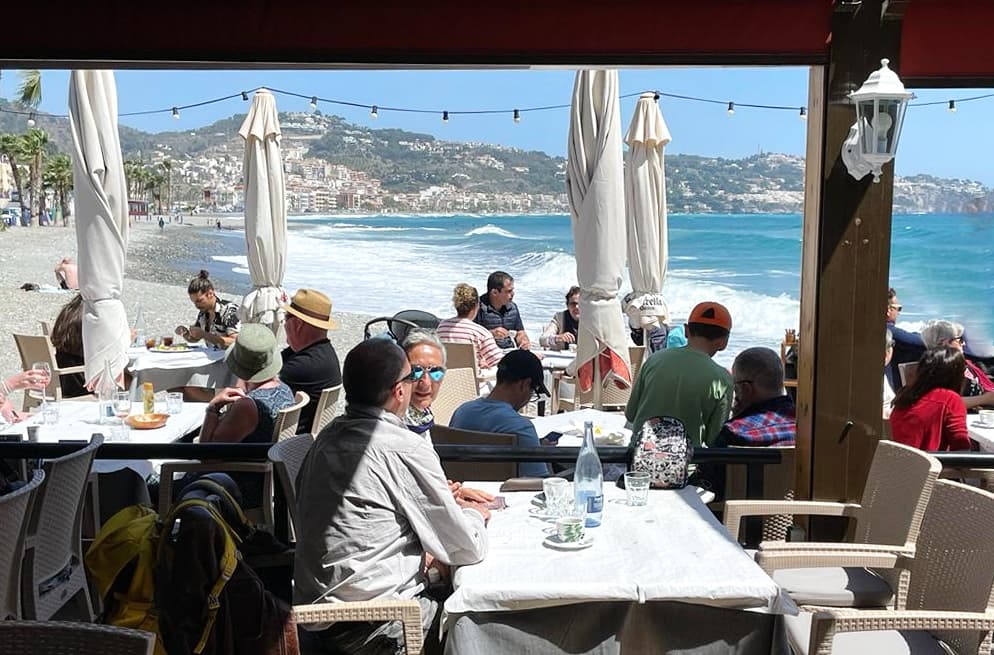 Francisco Trujillo: «El puente de mayo ha dado un respiro a los negocios de playas de la Costa Tropical»