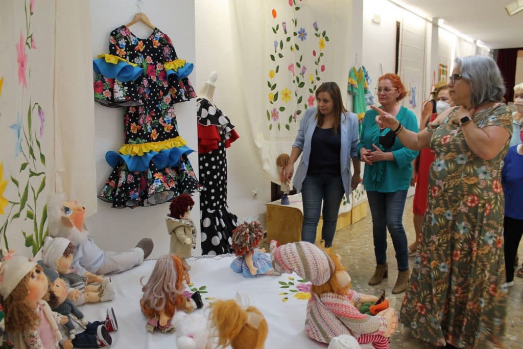 Los mayores de Salobreña, Lobres y La Caleta exponen los trabajos realizados durante el curso en el Taller de Manualidades