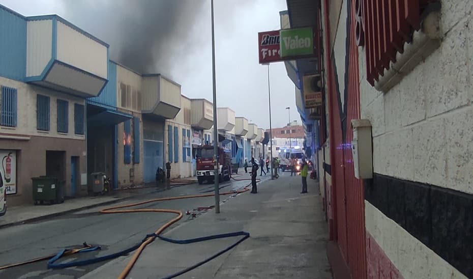 Afectadas varias naves industriales por un incendio en un polígono de Ogíjares