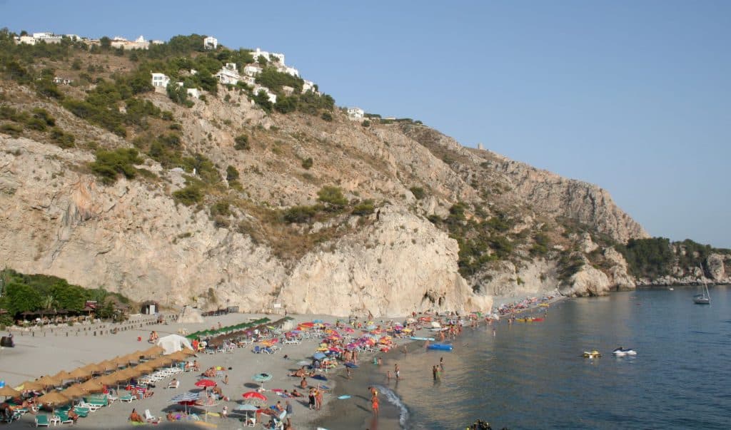 Una gran Boda Nudista grupal protagoniza el inicio de la temporada en la Playa de Cantarriján