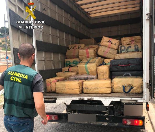 Intervenido un alijo de casi cinco toneladas de hachís en una cala de Lorca