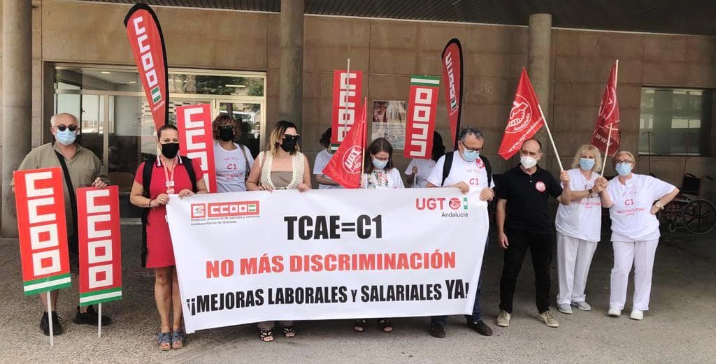 CCOO y UGT se concentran en el Hospital de Santa Ana de Motril para exigir mejoras para el colectivo de técnicos en cuidados de enfermería del SAS