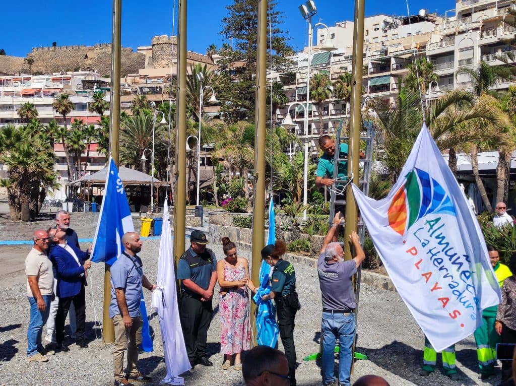 Almuñécar revalida este verano la calidad de su costa con cinco Banderas Azules