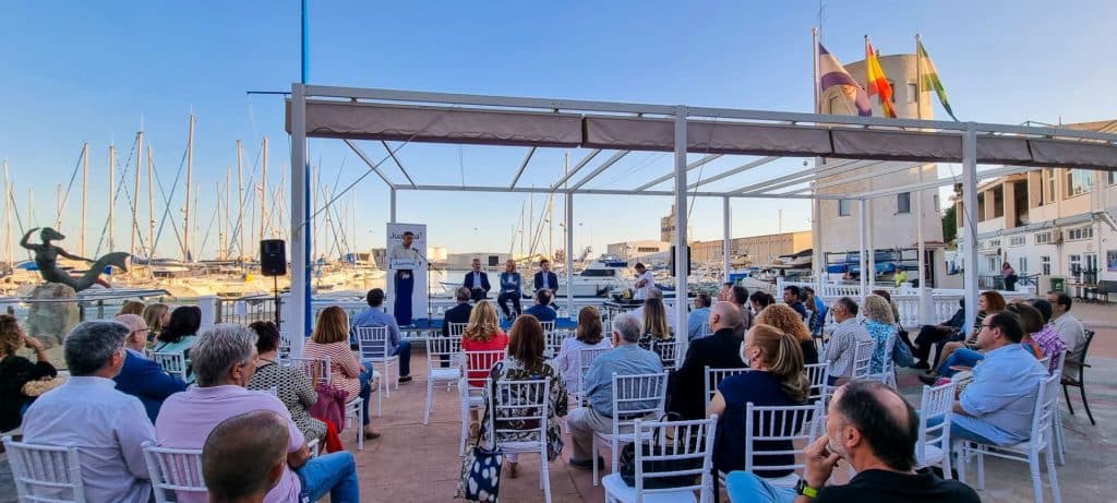 Juanma Moreno, el Gobierno «que aprueba con sobresaliente en materia educativa en Motril»