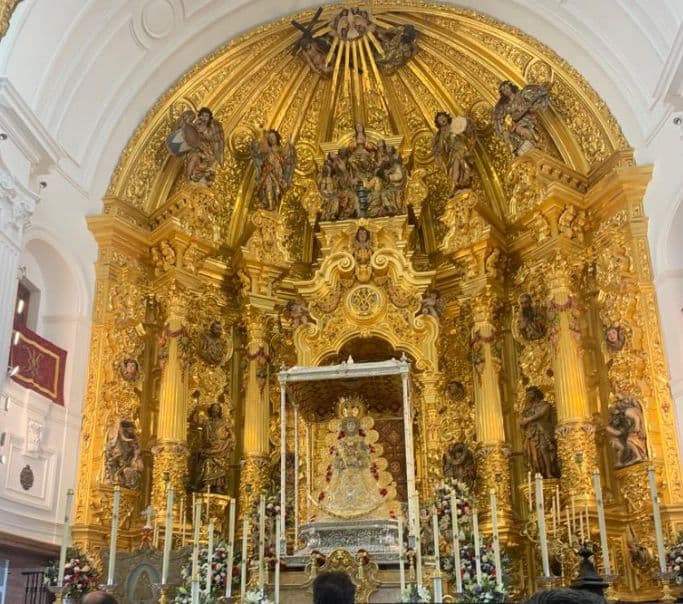 Día grande en el Rocío: Las Hermandades postran sus carretas ante la Blanca Paloma
