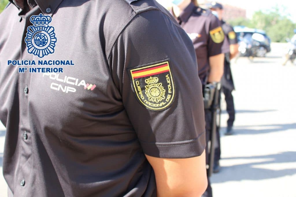 Detenido un varón en las inmediaciones de una piscina municipal traficando presuntamente con marihuana, heroína y cocaína