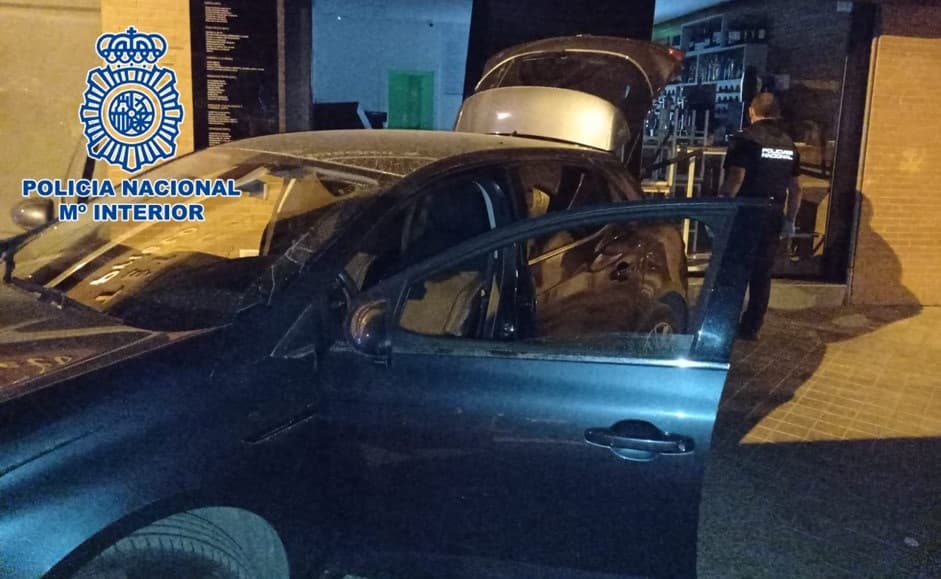 Detenido un varón que robó un coche en Motril que usó para alunizar en un bar de Granada