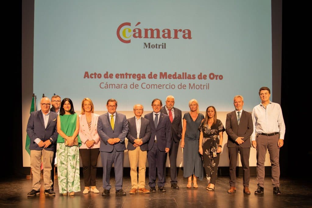 La Cámara de Comercio de Motril entrega la Medalla de Oro a tres expresidentes de la entidad «en una gala para el recuerdo»