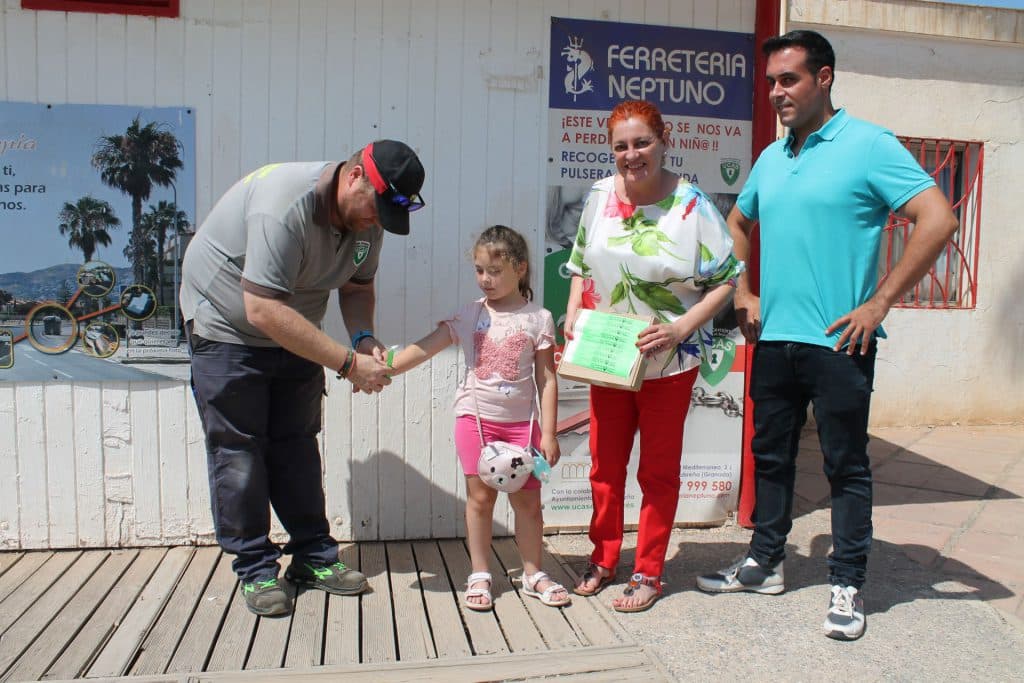 En las playas de Salobreña se volverán a repartir este verano pulseras identificativas para facilitar la localización de los menores