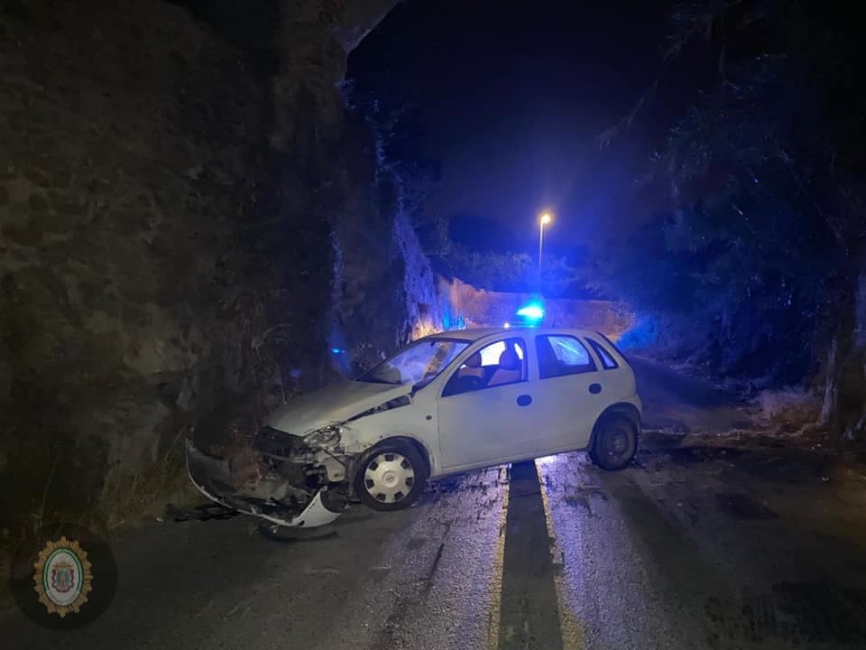 Accidente de madrugada en El Candelón de Motril por salida de vía de un vehículo
