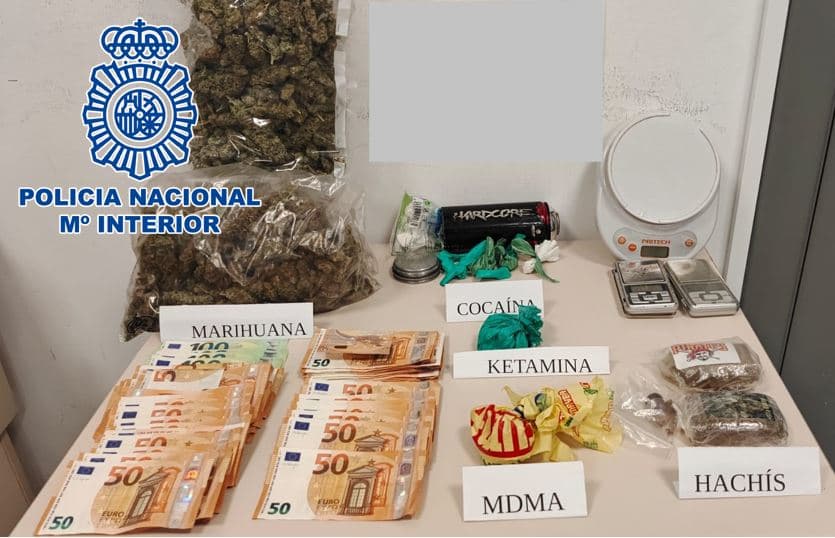 Desmantelado un narcopiso donde se distribuían toda clase de drogas y detienen al traficante