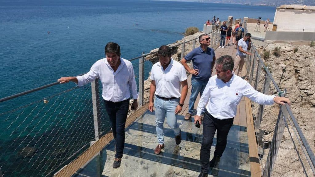 Marín destaca que el nuevo puente colgante coloca a Torrenueva Costa como “referente nacional e internacional” de la Costa Tropical