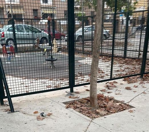Los socialistas piden a García Chamorro «que gestione y limpie el parque infantil de la calle Comunidad Cántabra, en Los Álamos, y sus alrededores»