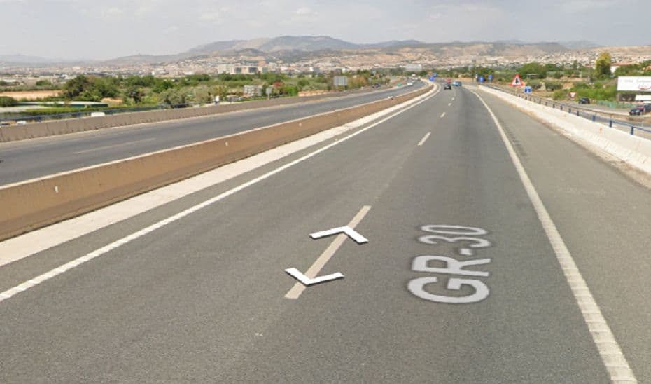 Cuatro heridos tras impactar un neumático de un turismo sobre otro coche en Ogíjares