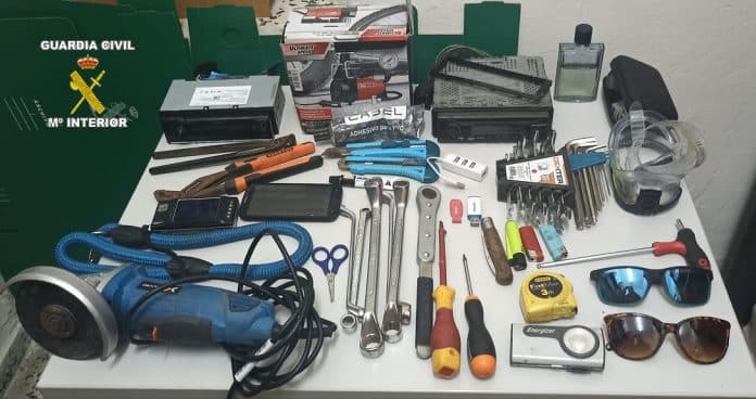 La Guardia Civil detiene a dos individuos por cinco robos en interior de vehículos en Castell de Ferro