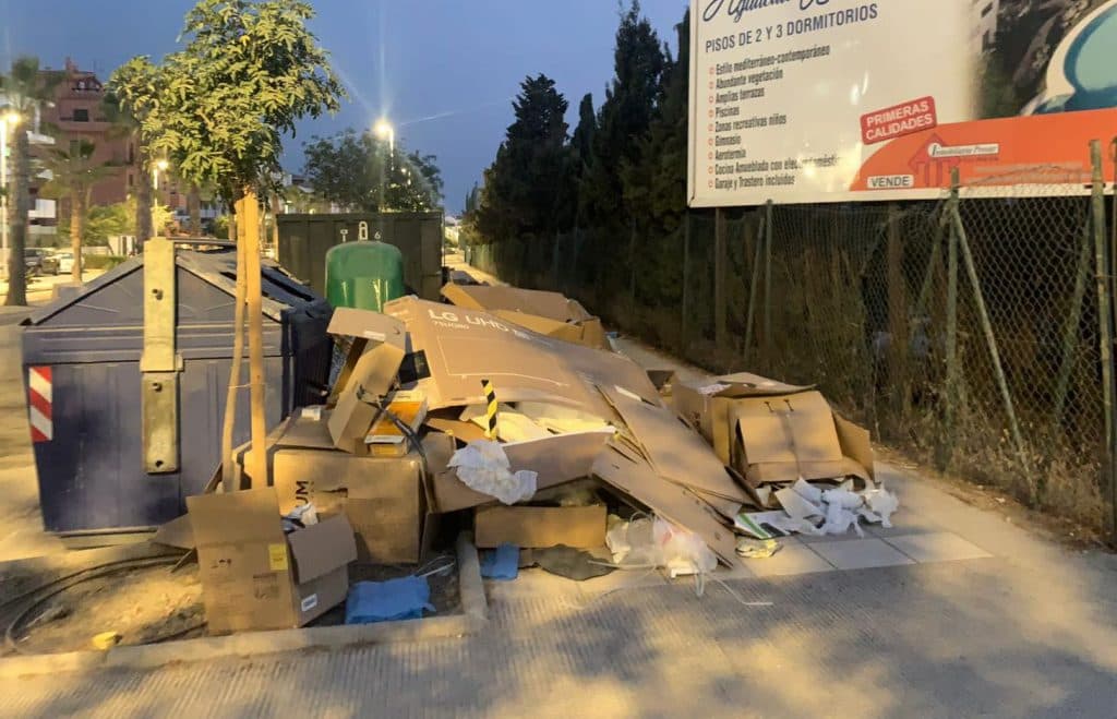 VOX denuncia la acumulación masiva de basura en las calles de Playa Granada de Motril