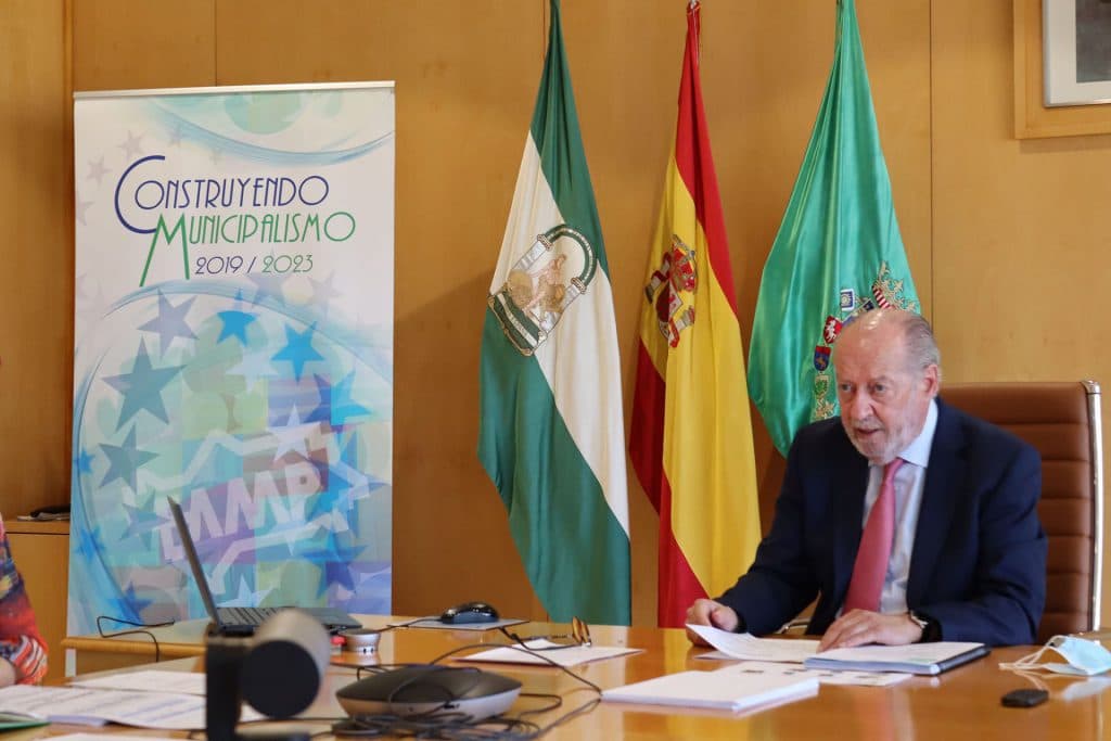 Villalobos exige a Moreno Bonilla ‘respeto con el municipalismo andaluz’ y ‘que se quite el traje electoral’