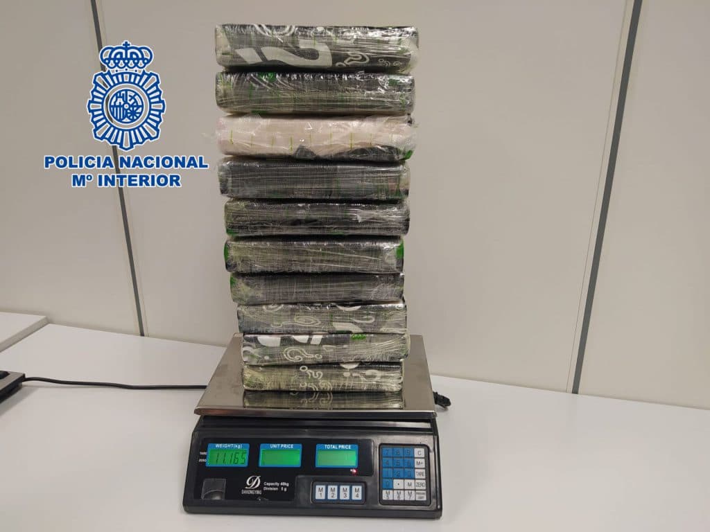 Detenida la “Reina de Ronda” cuando recibía 11 kilos de cocaína llegados horas antes en un vuelo regular