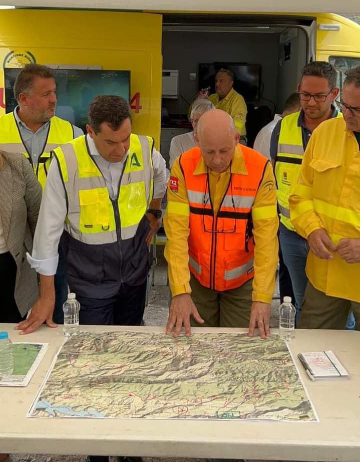 El presidente Juanma Moreno visita el puesto de mando del incendio de Los Guájares