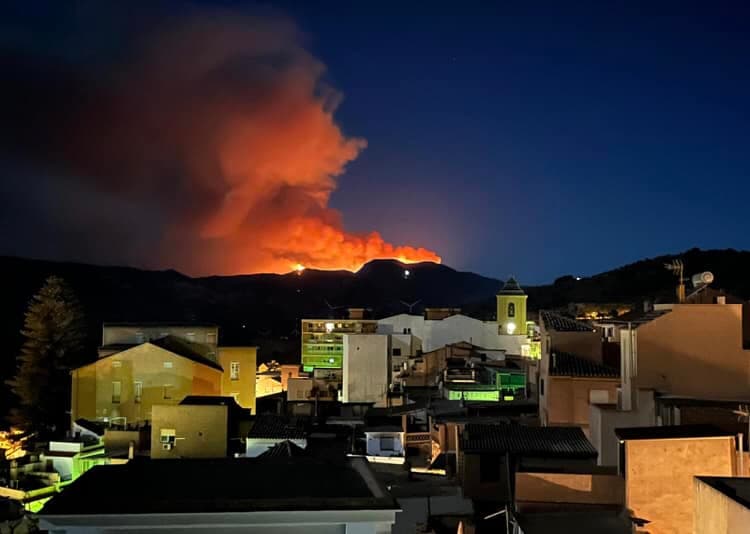 El PSOE presentará mociones en los ayuntamientos de los municipios afectados por el incendio iniciado en Los Guájares «para reclamar a la Junta un plan de ayudas directas»