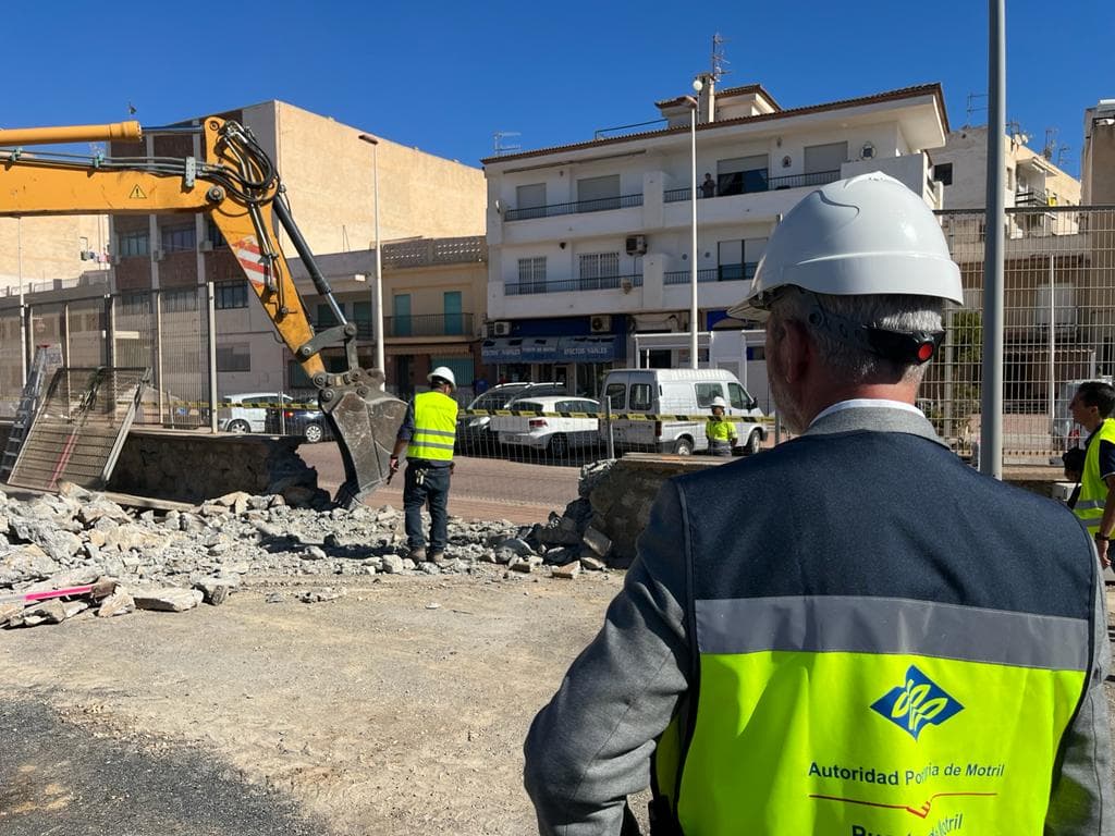 «Momento histórico en el Puerto de Motril»: Derribo de la valla para la construcción del Paseo Marítimo de Varadero