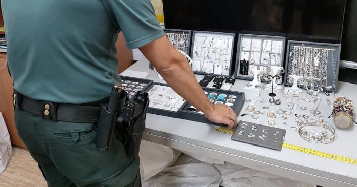 La Guardia Civil identifica y detiene a dos varones por un «sustancioso» robo en una joyería de Almuñécar