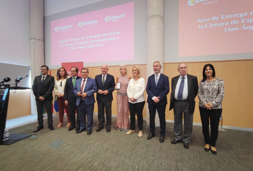 Cámara España reconoce a Ángel Gijón con la entrega de su medalla a título póstumo