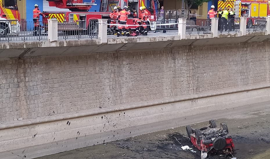 Rescatan a dos personas tras caer su todoterreno al río en Camino de Ronda en Granada