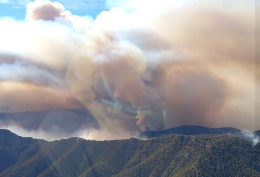 Tras una noche complicada, el fuerte viento dificulta las tareas en el incendio forestal de Los Guájares