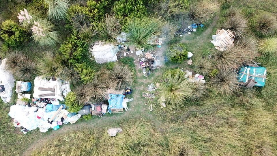VOX Salobreña denuncia la aparición de un asentamiento chabolista tras la zona de supermercados de la avenida del Mediterráneo