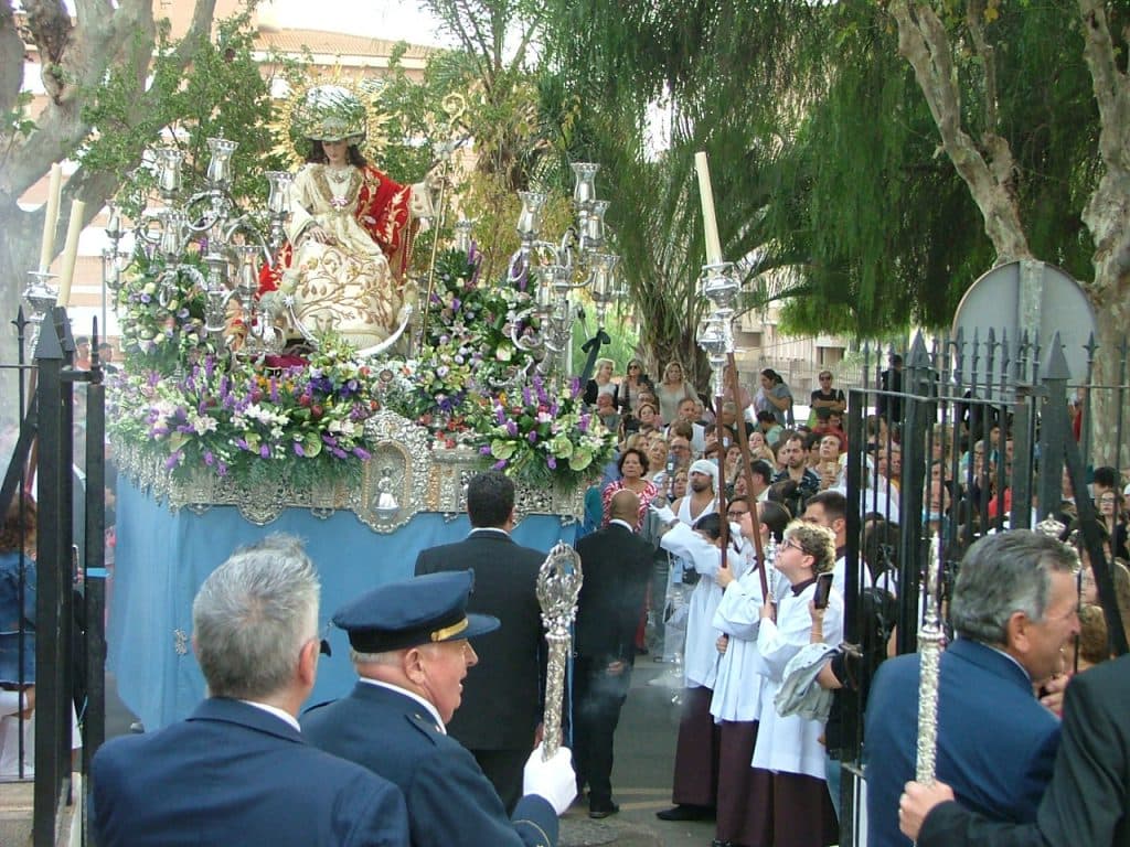 DEVOCIÓN A PIE DE CALLE ANTE LA REINA MADRE DE CAPUCHINOS