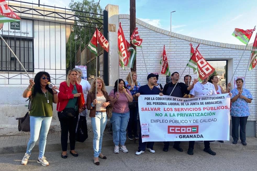 Continúan en Motril las movilizaciones para reclamar la cobertura urgente de las vacantes del personal laboral de la Delegación de Educación en Granada