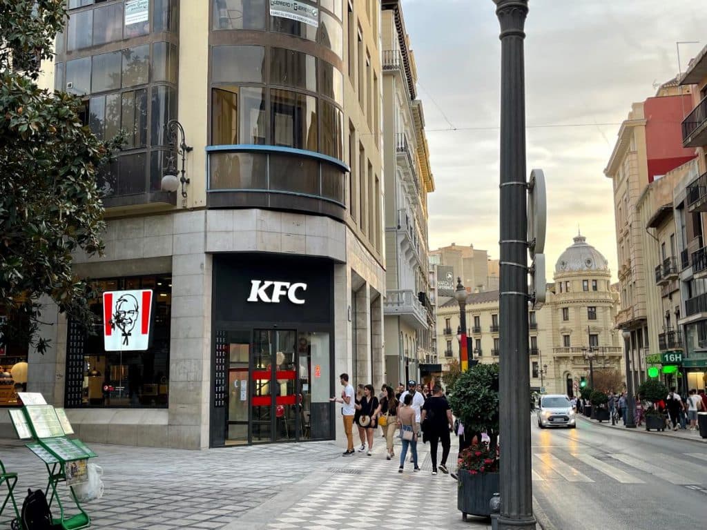 KFC inaugura nuevo restaurante en el centro de Granada