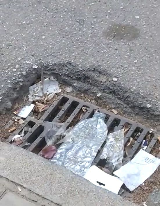 El PSOE denuncia la acumulación de suciedad en la calle Gibraltarillo, «donde está el acceso al campo de fútbol del Cerrillo y muy cerca de una Guardería»