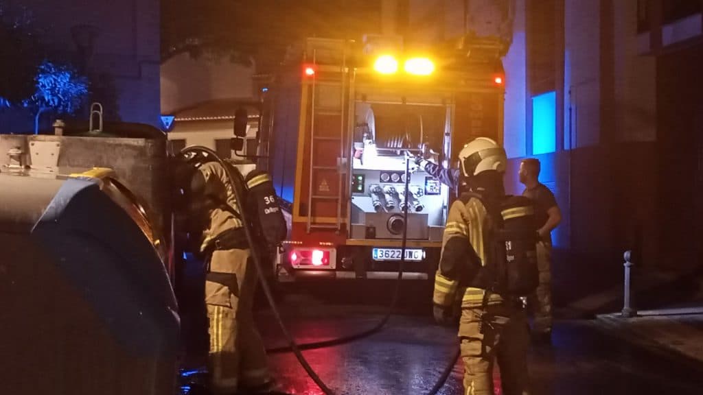Incendio en un contenedor de residuos en calle Enrique Montero de Motril